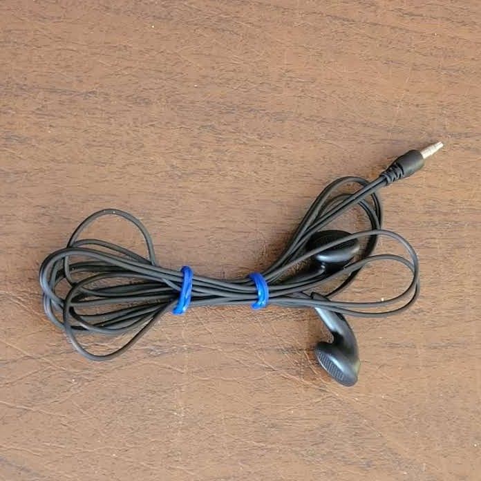 Vintage Sony MDR-E808 Portable Headphones Earphones For Walkman/CD
Player. Pre-owned, in good working and cosmetic shape.