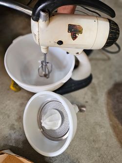 Sunbeam mixer juicer belong to great-grandmother complete juicer and mixer milk glass bowls excellent condition belong to great grandmother works perf