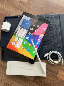 Apple iPad 8th Generation 32GB (Latest iOS 26) Logitech Keyboard case , Pencil & charger