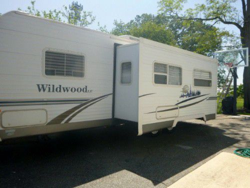 Photo very clean. PRICE 1000! URGENT!FOR SALE 2006 Model WildWood LE Selling