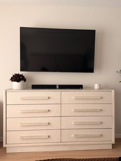 Cotieré 8-Drawer Dresser – Excellent Condition