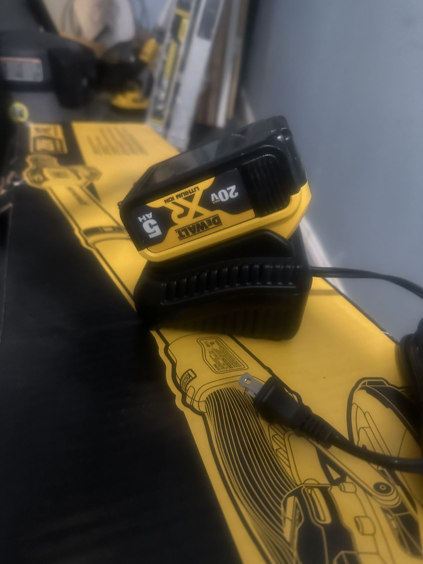 DeWalt 20v Max XR Premium Lithium -Lon 5.0 AH Battery With Charger