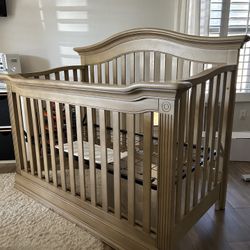 4 In 1 Baby Crib / Bed 