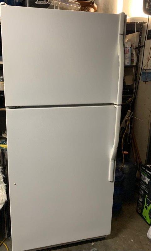 Kenmore White Refrigerator In Good Condition For Sale
