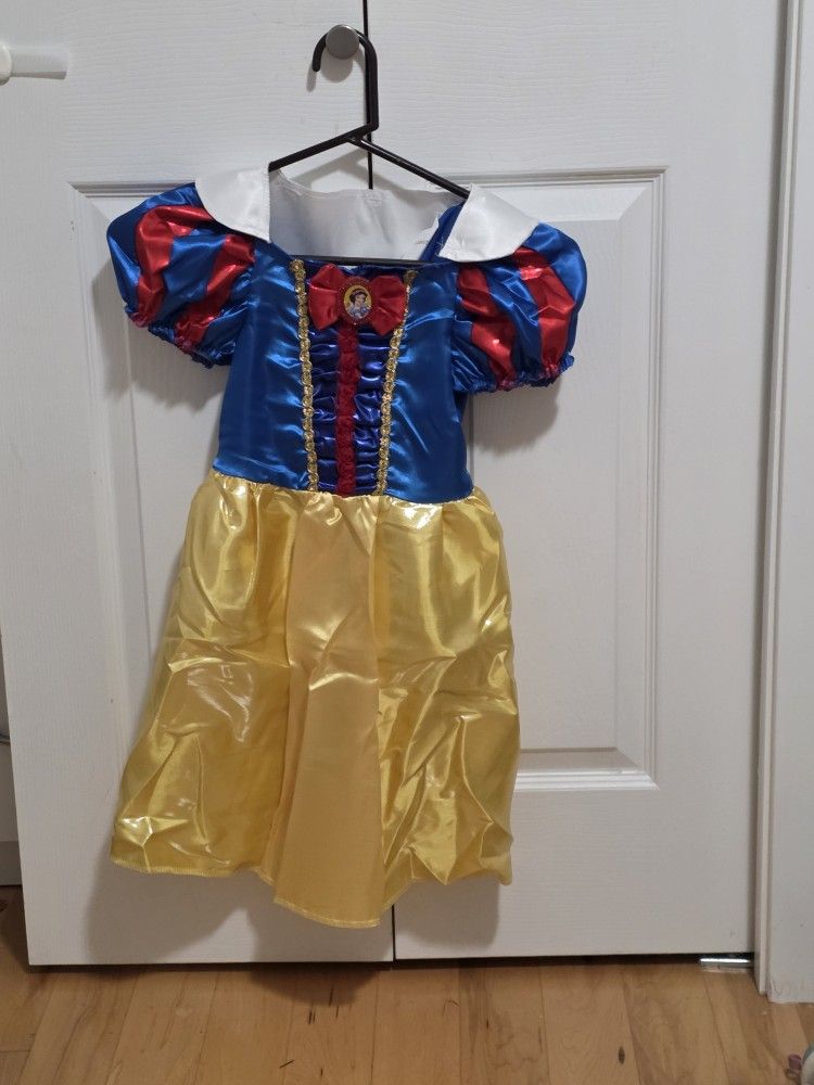 Snow White Costume 5T Never Opened