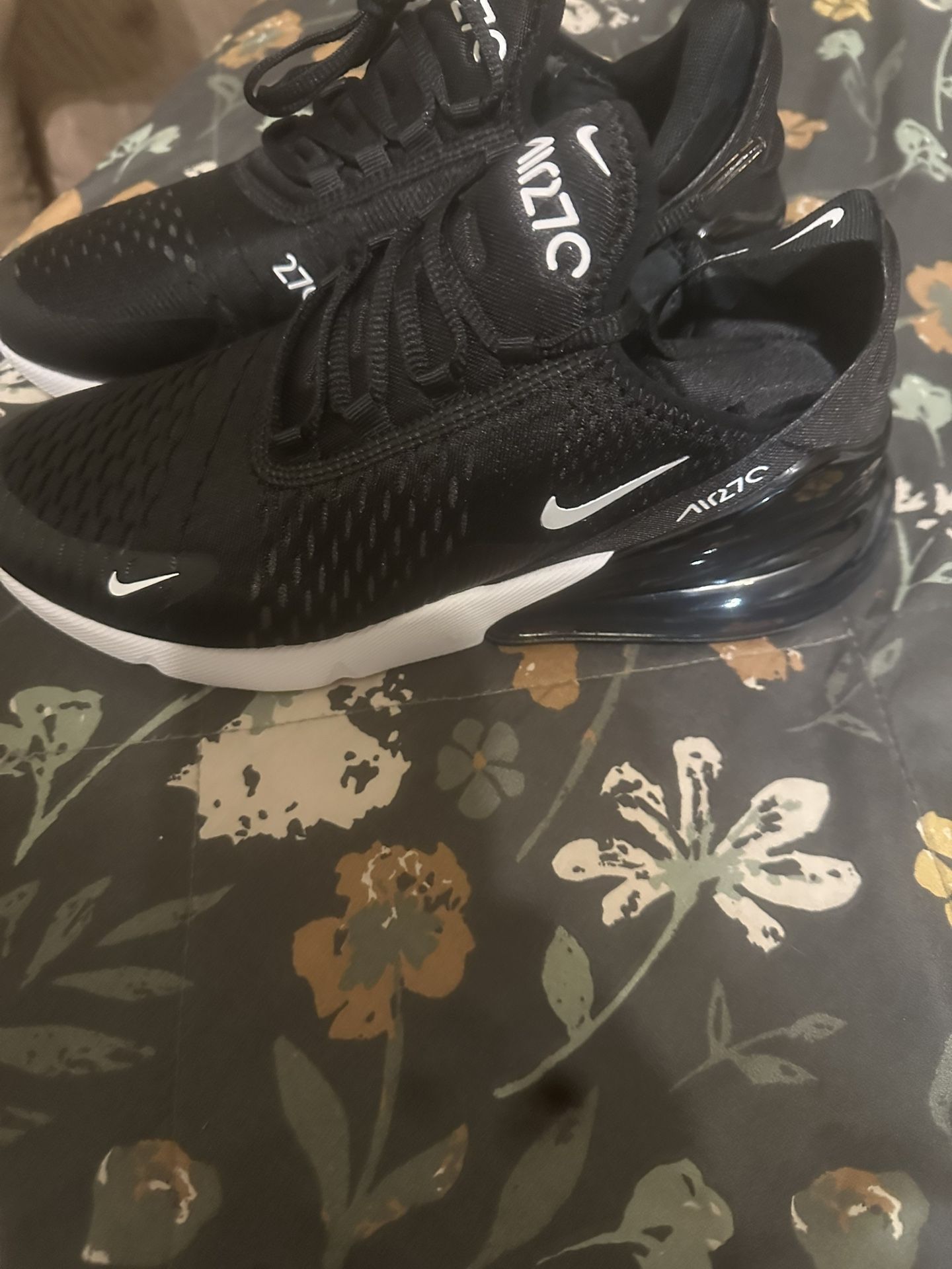 New Women’s Nike 270 Size 8 Black With White 