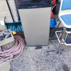 32 X 18 1/2 Refrigerator For College Carol Stream 60188