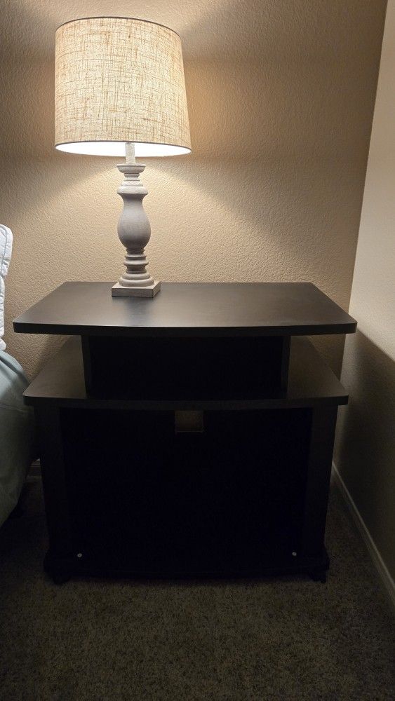 3 Night Stands, 2 Lamps, And 1 Desk