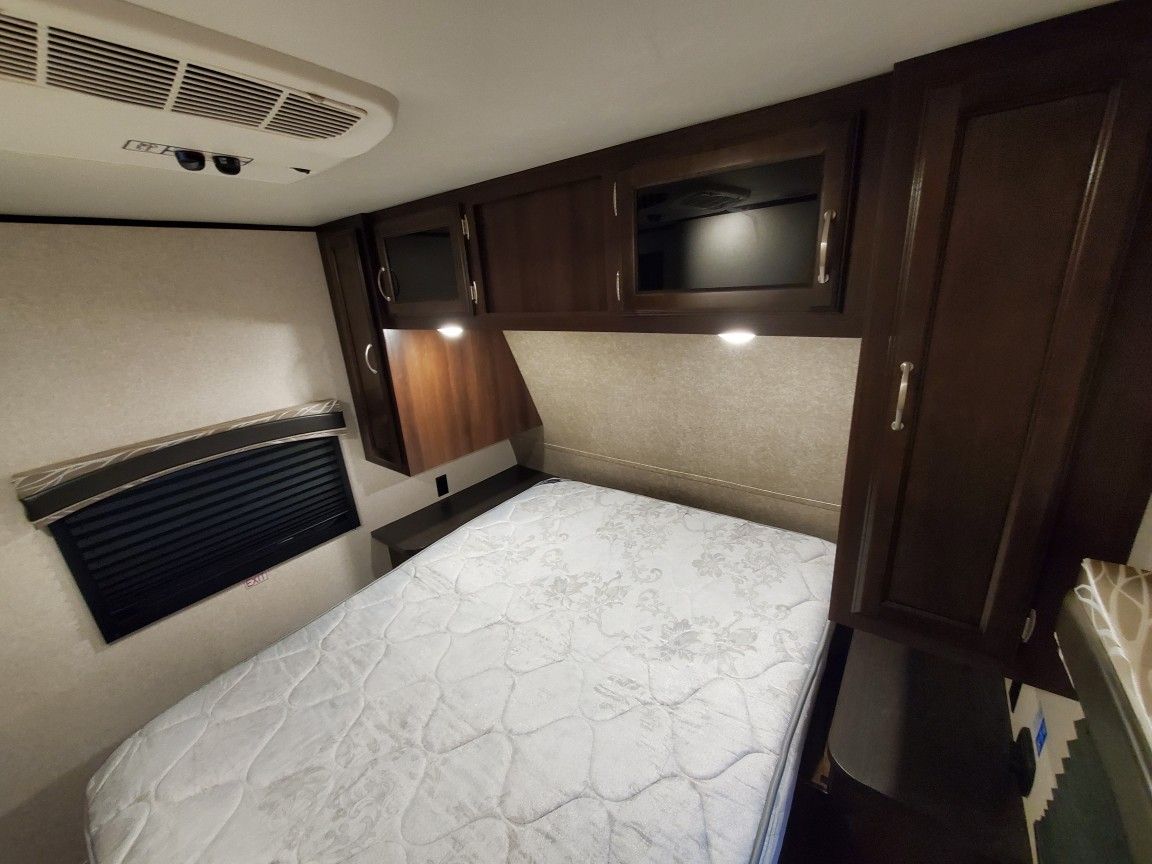 2018 Jayco 32 ft bunk room 3 slide spacious trailer 2 acs 50 amp for