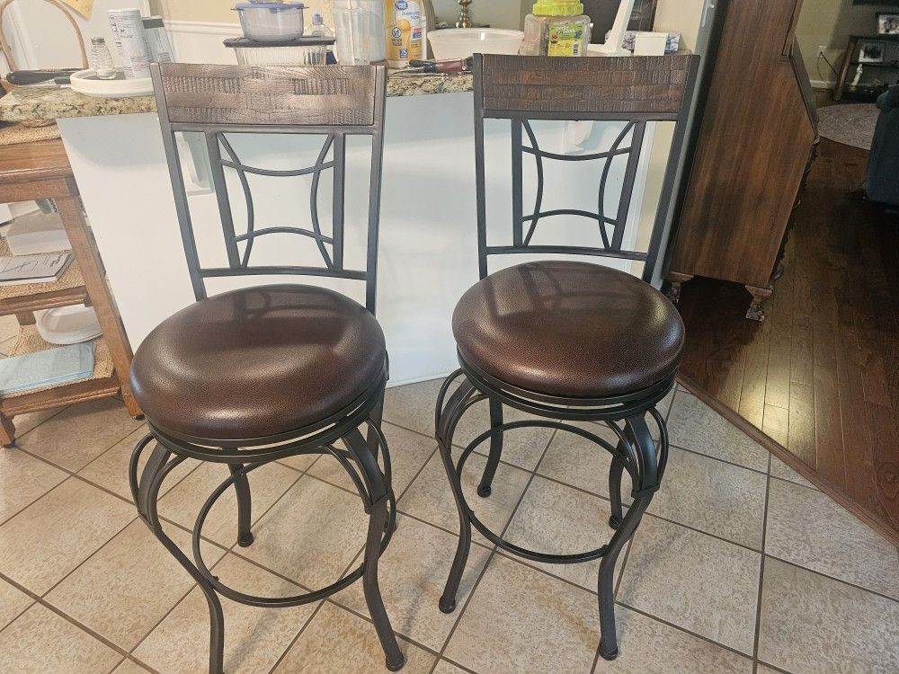 SET OF BAR STOOLS
