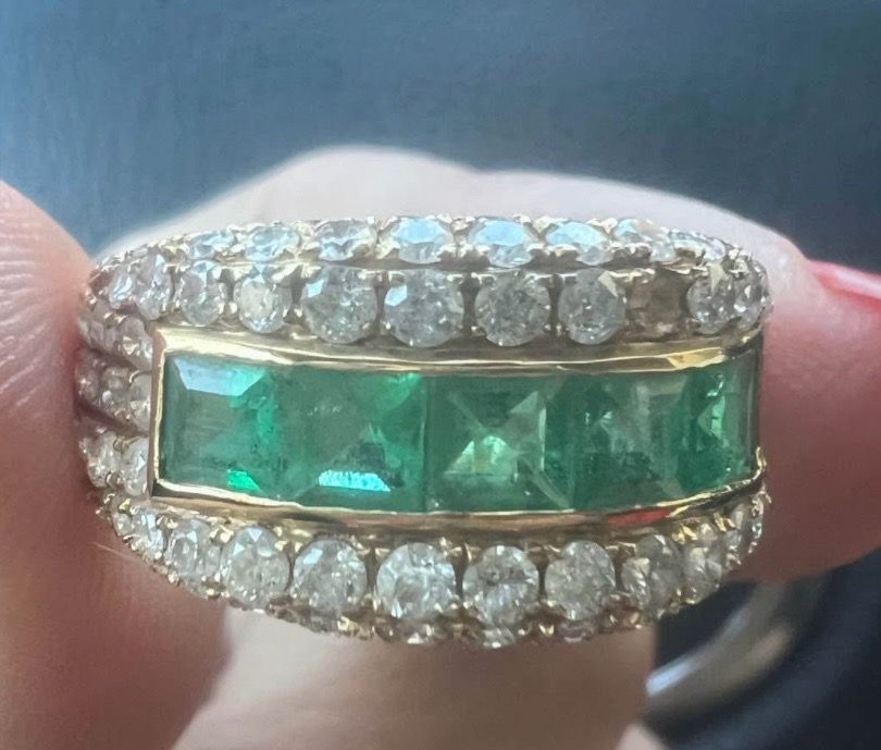 Emeralds and diamonds 18 k gold ring