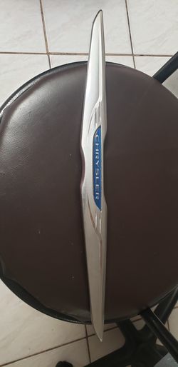 2013 Chrysler 200 trunk emblem