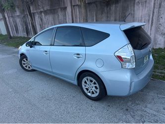 Toyota prius v
