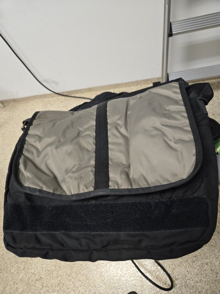 👜 Used Banana Republic Messenger Bag – Excellent Condition $50 OBO