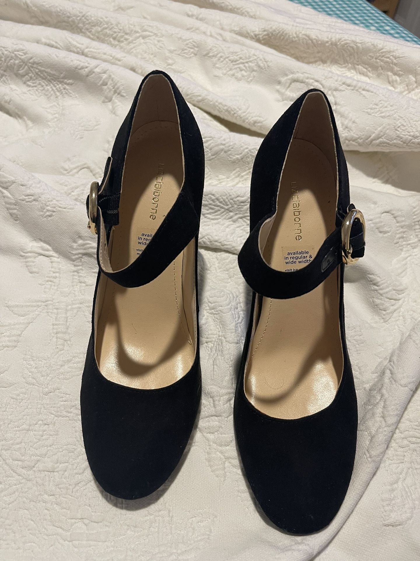 NWOT Size 7.5M Black Faux Suede Heels