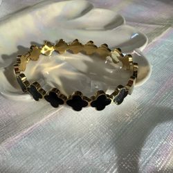 New gold stainless steel clover bangle bracelet 6.5”