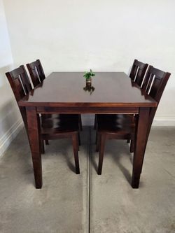 Table Set 4 Chairs Great Condition
