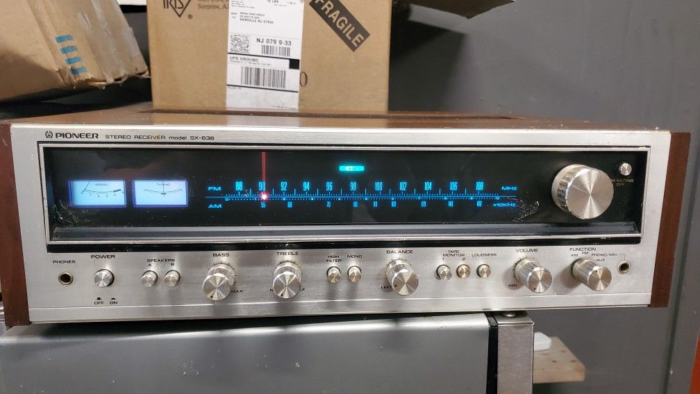 CLASSIC PIONEER STEREO SX-636 SOLID STATE RECEIVER $250