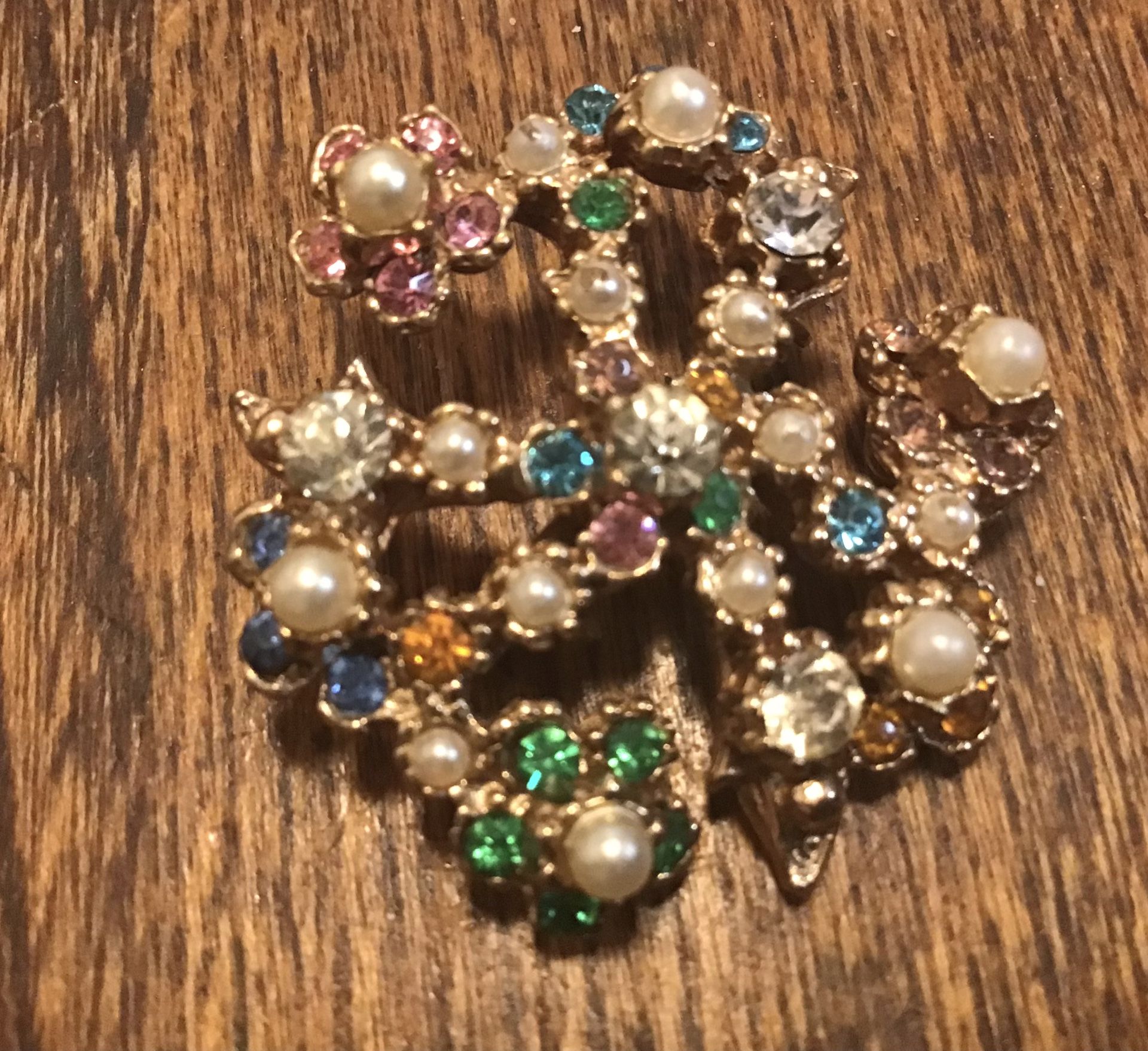 Vintage multicolor rhinestone and faux pearl brooch