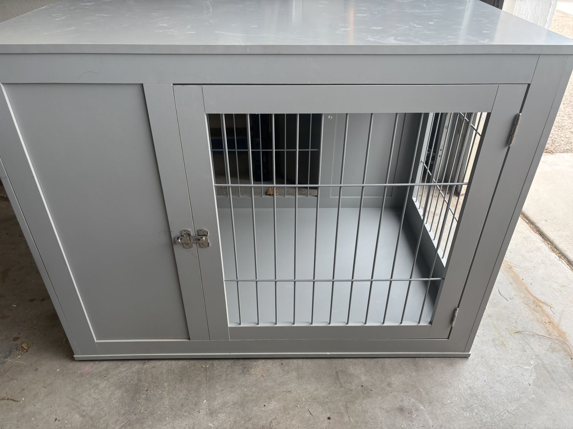 Gray Wood Frame & Metal Dog Kennel/Crate 