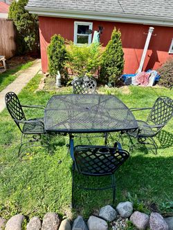 Vintage wrought iron patio set good condition