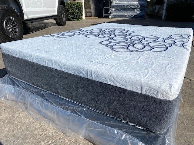 Cal King Bamboo Cool Gel Memory Foam!!