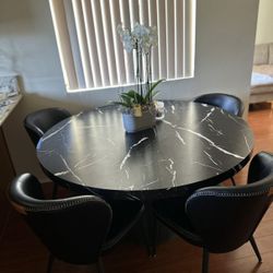 Round Dining Table With Four Genuin Leather Chairs