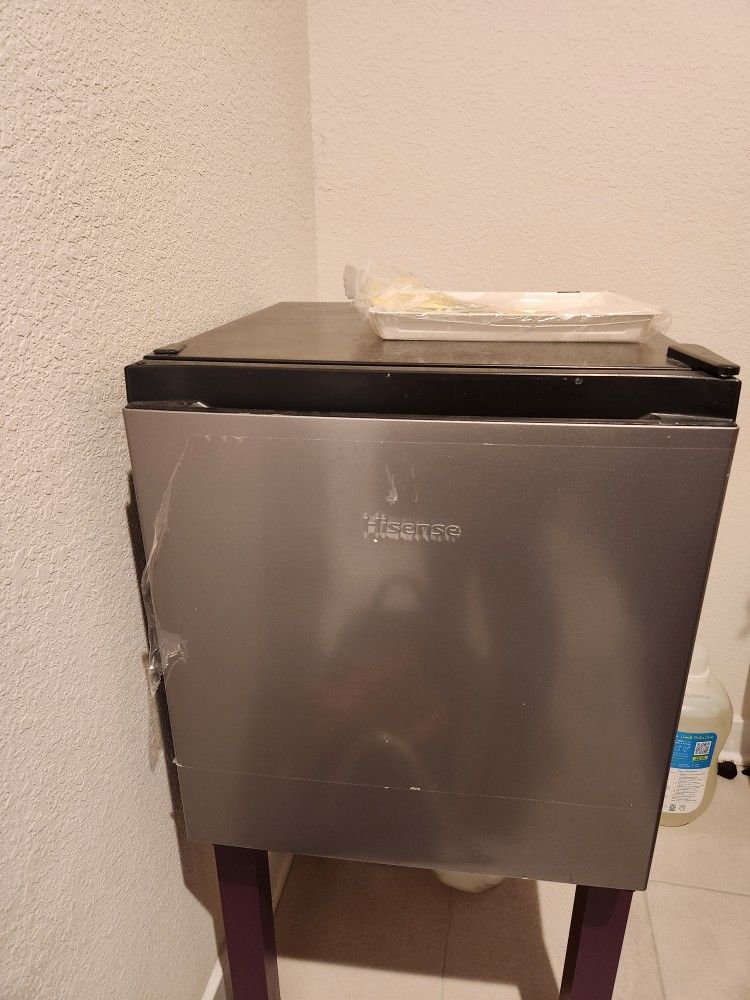Hisense 1.6 Cu ft Single Door Mini Fridge With Freezer