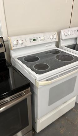 GE Electric Glass-Top Range — White, 4 burners, clean and ready