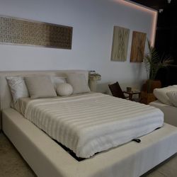 Lift-Up Storage Bed Frame – Modern Upholstered Design ( FREE LOCAL DELIVERY 🚚 )