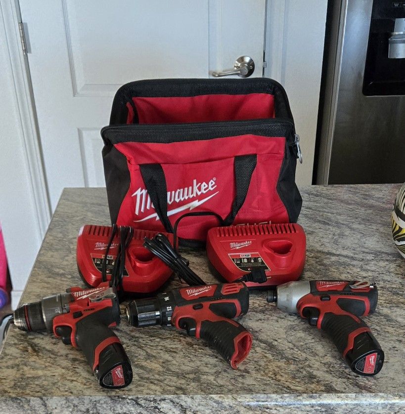 Milwaukee impact 2x Drill 2x Batteries 2x Charges & Bag