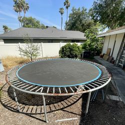 Trampoline 12 ft diameter