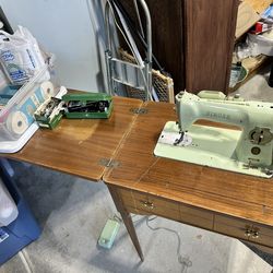 Vintage Singer Sewing Machine And Table