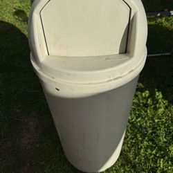 Rubbermaid 15 Gallon Heavy Duty Decorative Trash Can