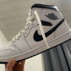 Jordan 1 Mid Reverse Panda 