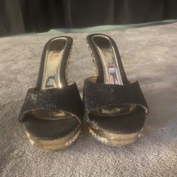 Glamorous black and gold platform heels with vintage design #Depop #partyshoes