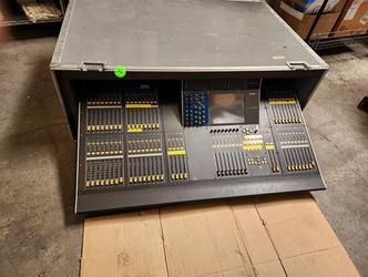 Yamaha M7CL-48 Digital Mixing Console with Road Case