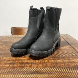 NEW WANTED Women’s Black Chelsea Boots Size 7.5 Lug Sole Slip-On Ankle Booties 
