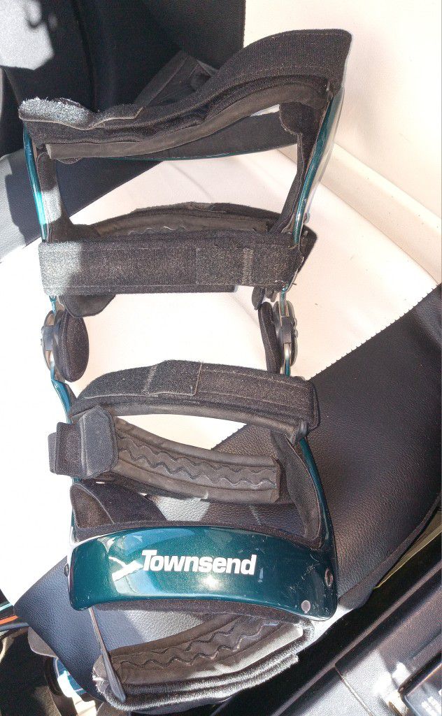 TOWNSEND KNEE BRACE PRE-OWNED 