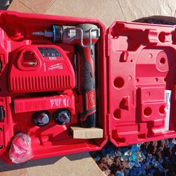 Milwaukee M12 Lithium-Ion ProPEX Expansion Tool Kit