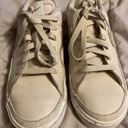 Woman’s NIKE Shoes Size 8. ( Used )