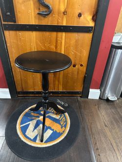 Chic Black Pedestal Accent Table – Perfect for Small Spaces!