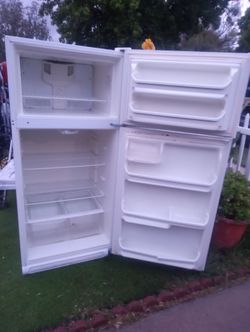 Refrigerator en buenas condiciones enfría y congela bien
