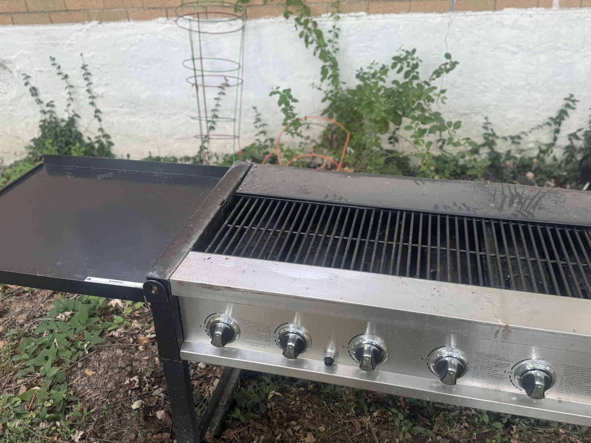 Outdoor Grill With One Petroleum Tank.