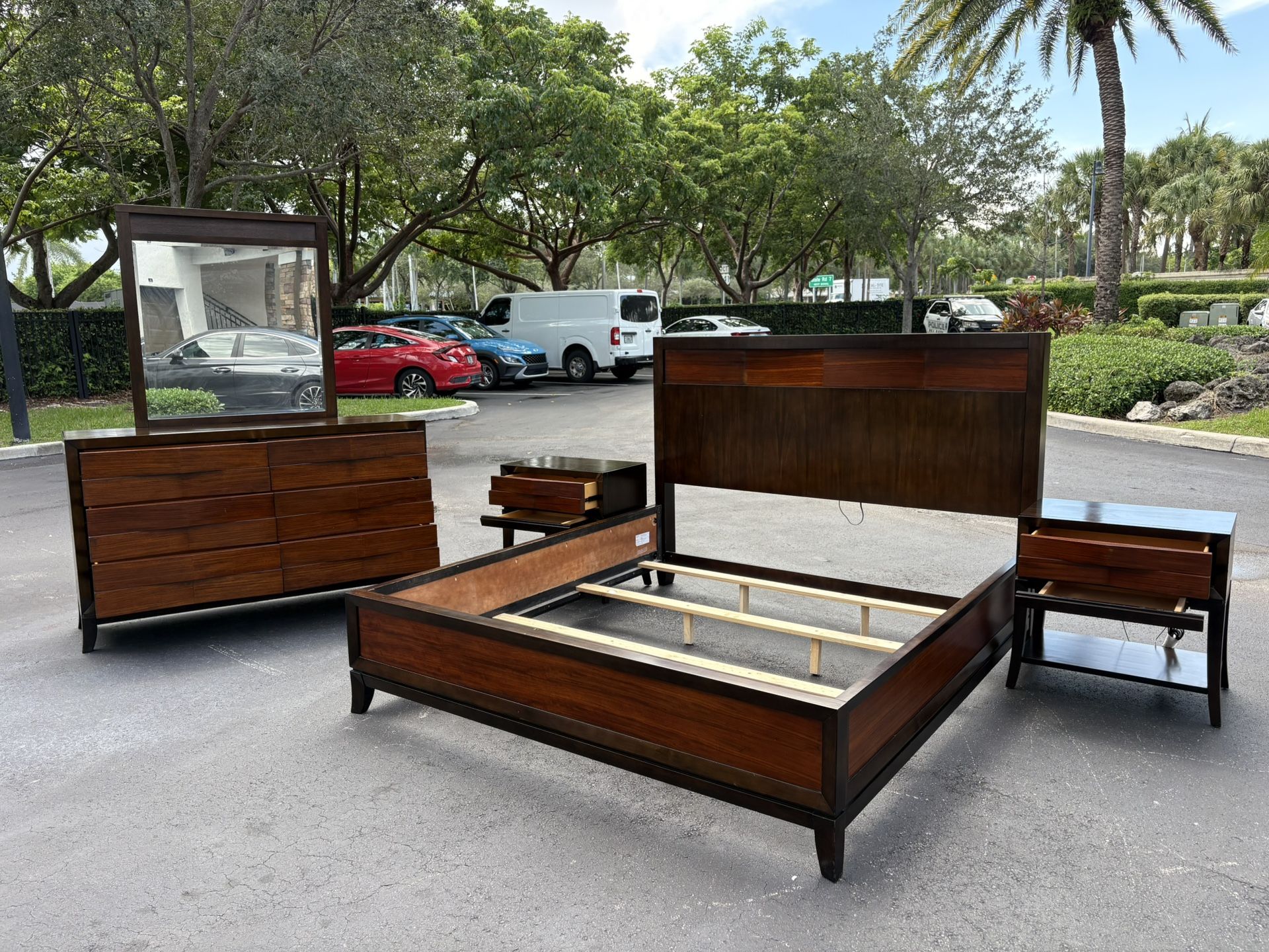 Beautiful Bedroom Set King Size Real Wood Dark Brown Color In Excellent Condition