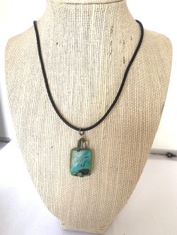 Leather strap necklace whit turquoise stone pendant