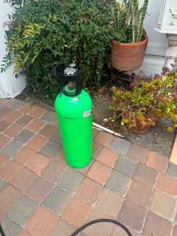 Helium tank and nozzle