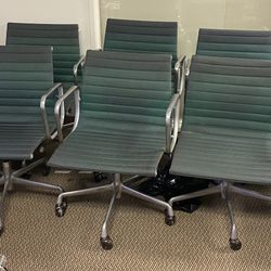 VINTAGE HERMAN MILLER EAMES ALUMINUM GROUP MANAGEMENT DESK CHAIR Fabric: 80% Post-Consumer Recycled Polyester, 20% Polyester Frame: Aluminium / Arm Re