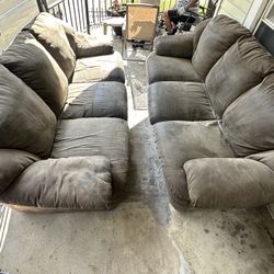 2 Couches Porch Pick up. Very Comfortable