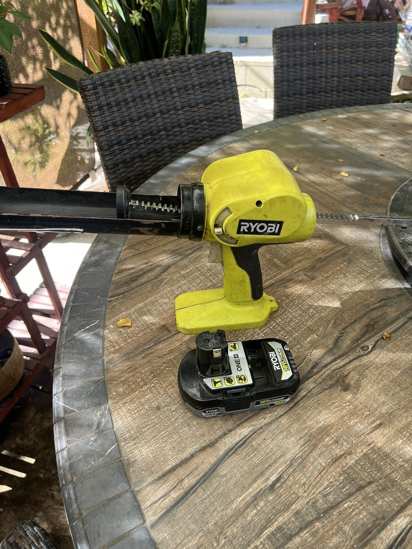 RYOBI 18V CAULK & ADHESIVE GUN WITH BATTERY
